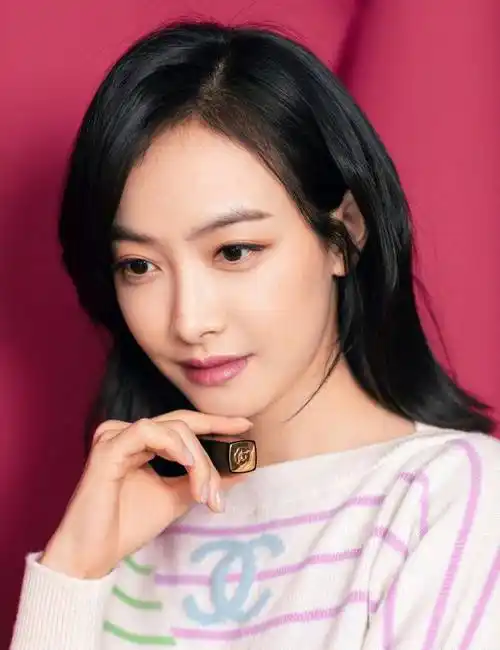 宋茜品牌写真照,穿减龄针织衫涂石榴红口红,娇美十足似少女