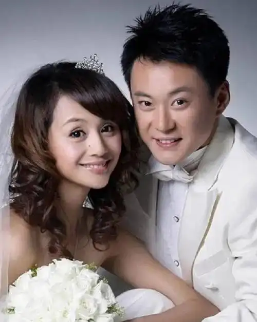 张庭曾分享女儿照片,引来部分网友对她女儿肤色的非议,质疑其有外国