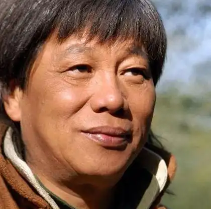 香港大佬李修贤近况照爆光, 靠小广告代言过日子, 已然成路人!