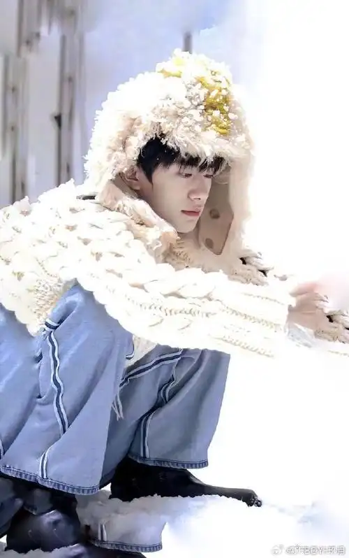 烊千玺超话yyqx#易烊千玺#yyqx#易烊千玺电影狂野时代#我身上穿着校服