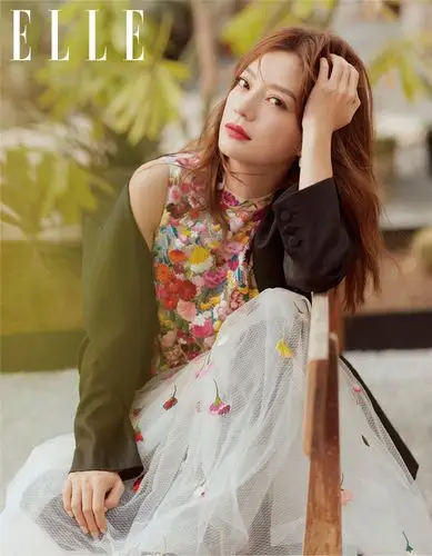 赵薇多款造型诠释时尚态度