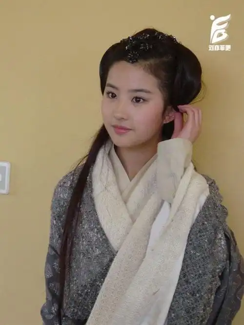 重温了仙剑1,来扒一下赵灵儿的几套衣服,目前已看到了15套不同衣服.