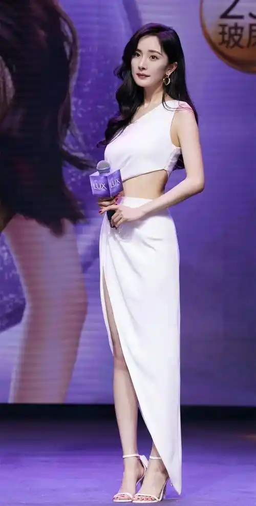 杨幂的身材保持得真挺好,生娃后身材恢复得特别快,如今早已完全看不