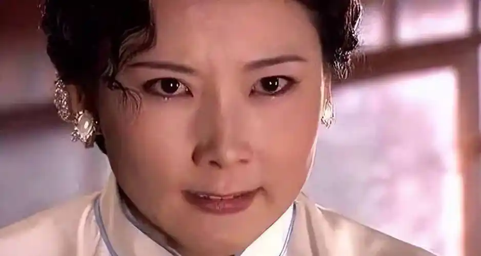 杨九红从平静到纵声狂笑,然后边哭边狞笑,最后极度癫狂,整场戏一气呵