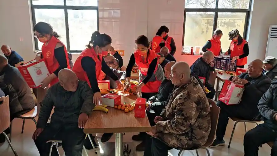巩义市志愿者到鲁庄镇敬老院开展迎冬至送温暖活动