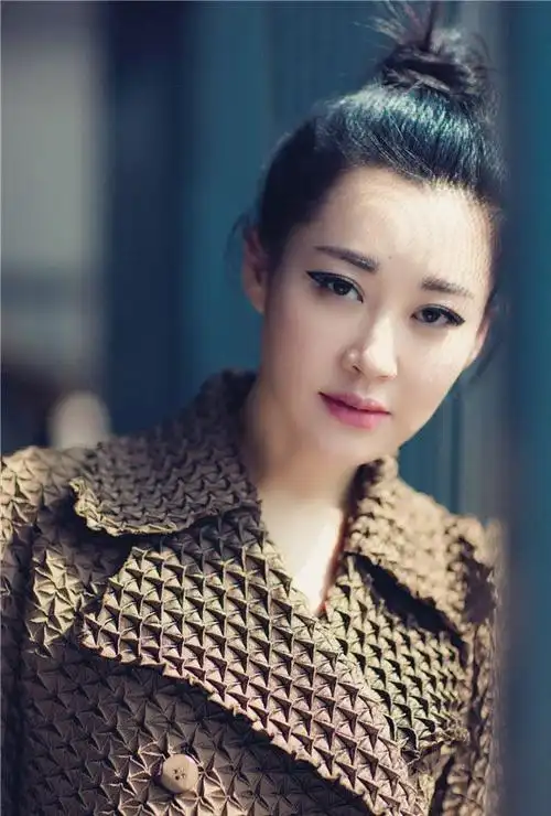 女神许晴丸子头干净利落红唇风情万种