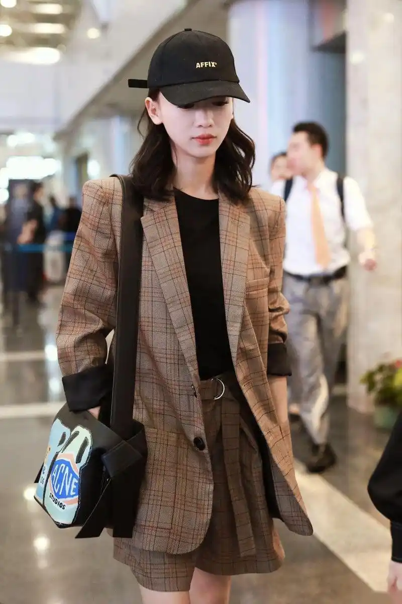 2019年9月15日,吴谨言现身北京机场,当天她身穿驼色格纹西装内搭黑色