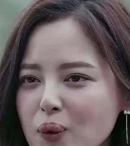 辛芷蕾的厚嘴唇备受质疑有三颗唇珠是先天的还是后天导致的