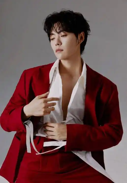 肖宇梁休闲穿搭,甚为帅气,感受到了时尚与颜值的超高结合,养眼