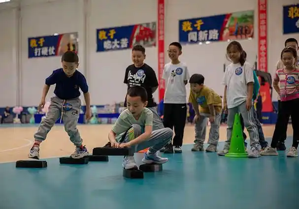 亲子运动会设置了桃花朵朵开,搭桥过河,小脚踩大脚,精准投掷,亲子接力