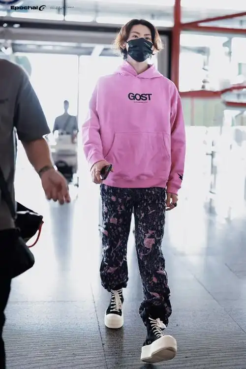 小鬼王琳凯机场出发粉色系卫衣 卷毛造型又奶又酷潮男出街明天见!