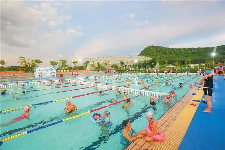 8月12日,白沙文化体育中心游泳池吸引众人享受游泳乐趣.记者 袁琛 摄.