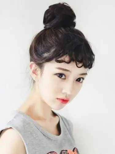 夏天头发怎么扎凉快 长发怎么扎半丸子头好看_爱美网发型