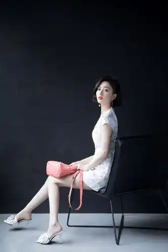 佟丽娅剪短发后更贵气,白色短裙穿出旗袍效果,腰细腿长过于性感