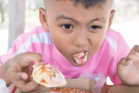 儿童吃零食图片