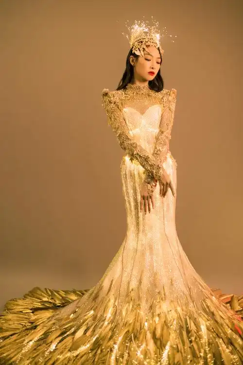 金鹰女神宋茜压轴亮相13届金鹰节开幕式 身披金光羽衣从天而降