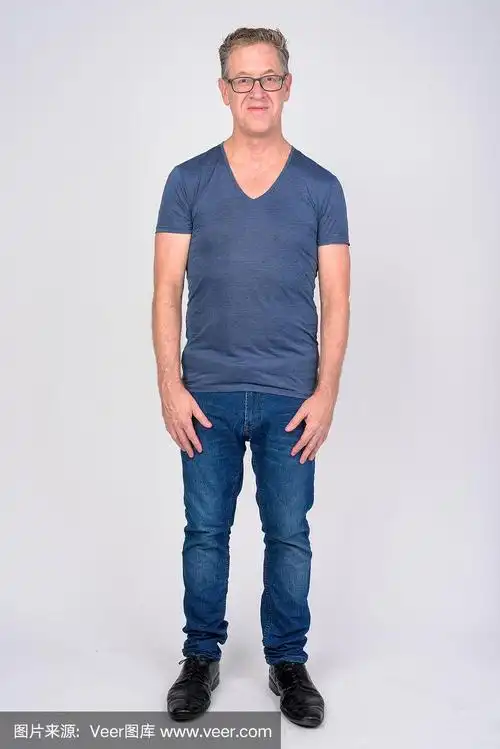 白色背景下的成熟男子的全身照片