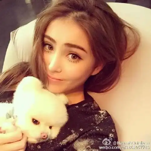 昆凌孕后爱美无禁忌化浓妆抱宠物