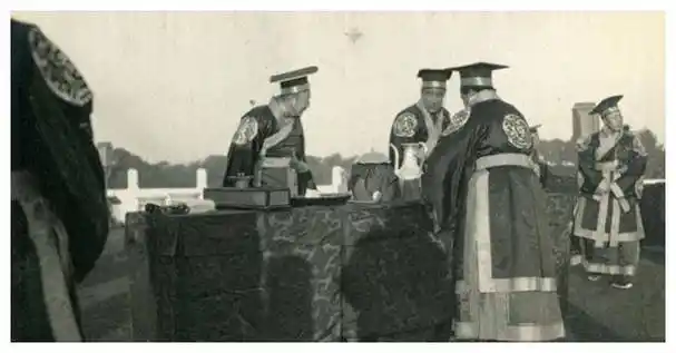 袁世凯庆祝登基办家宴,老妻讽刺:连我都看不下去,遑论别人?