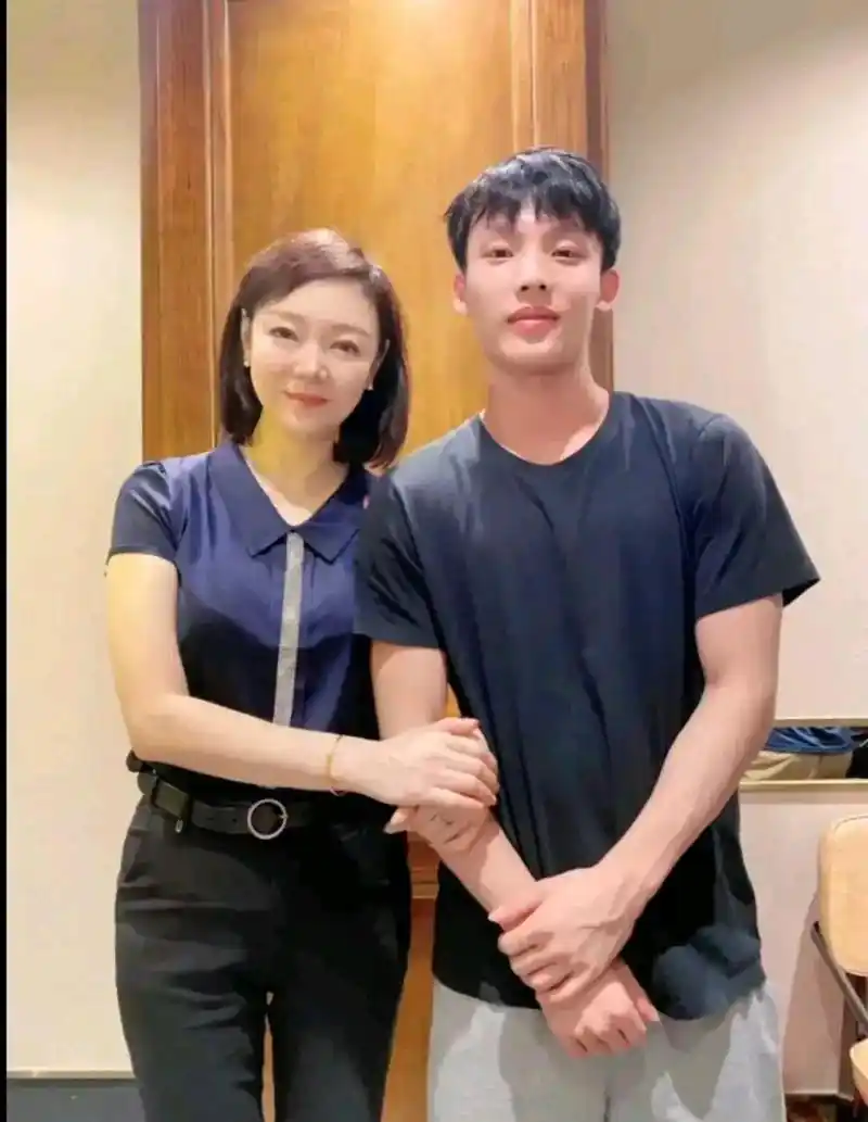 胡明轩的妈妈年过五旬,却依然容颜不老,令人惊叹!