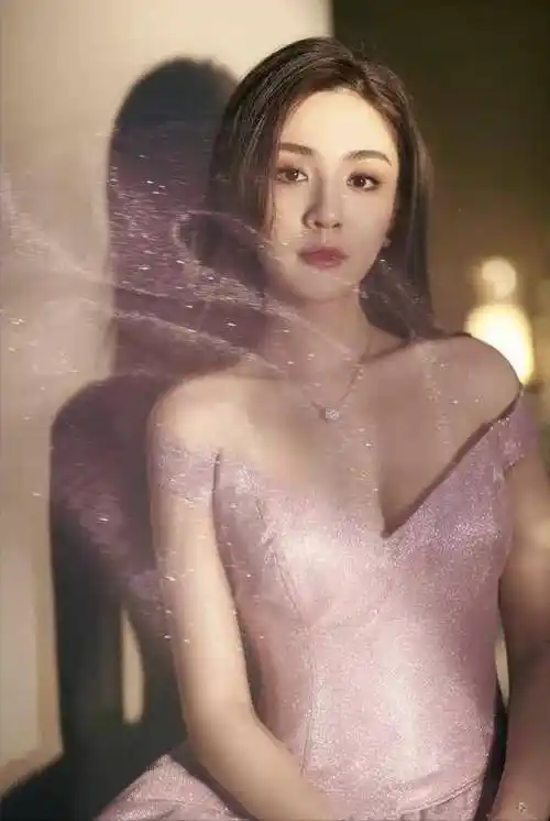 王晓晨也是"微胖女神",身穿一袭粉色抹胸裙气质全开,端庄优雅_美眉