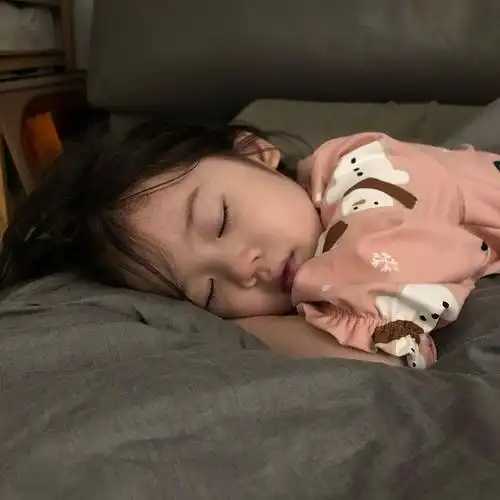 火遍全网的表情包小女孩!凭可爱萌翻所有人:骗我生女儿