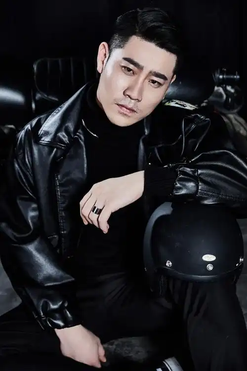 p data-id="gnx7nakh1y">何流,9月3日出生于吉林省,中国大陆男歌手