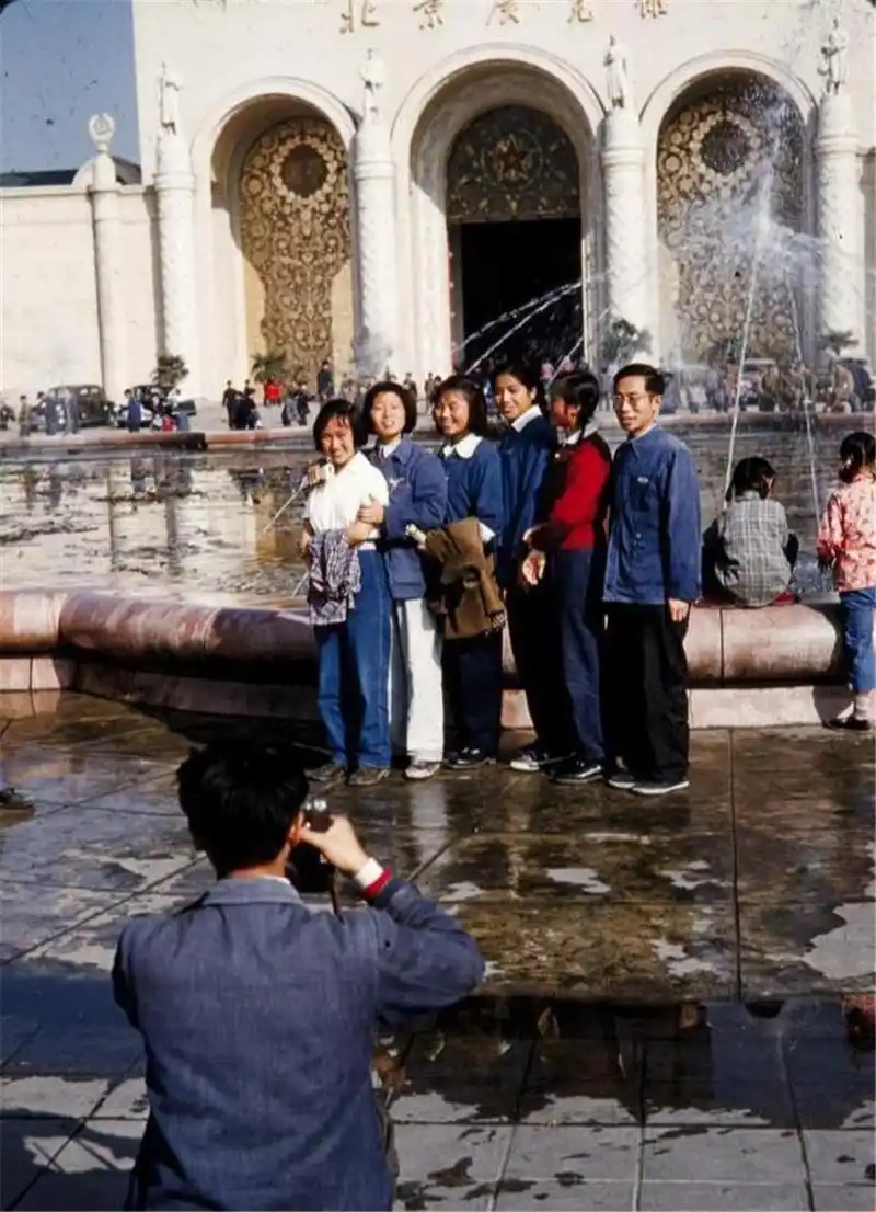 这张50年代的彩色老照片,记录了一段曾经的快乐童年.