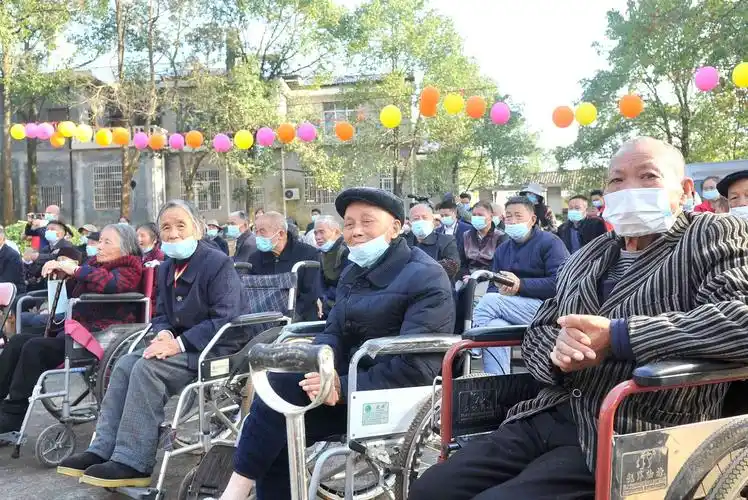 吃蛋糕看大戏农村敬老院老人收获节日感动