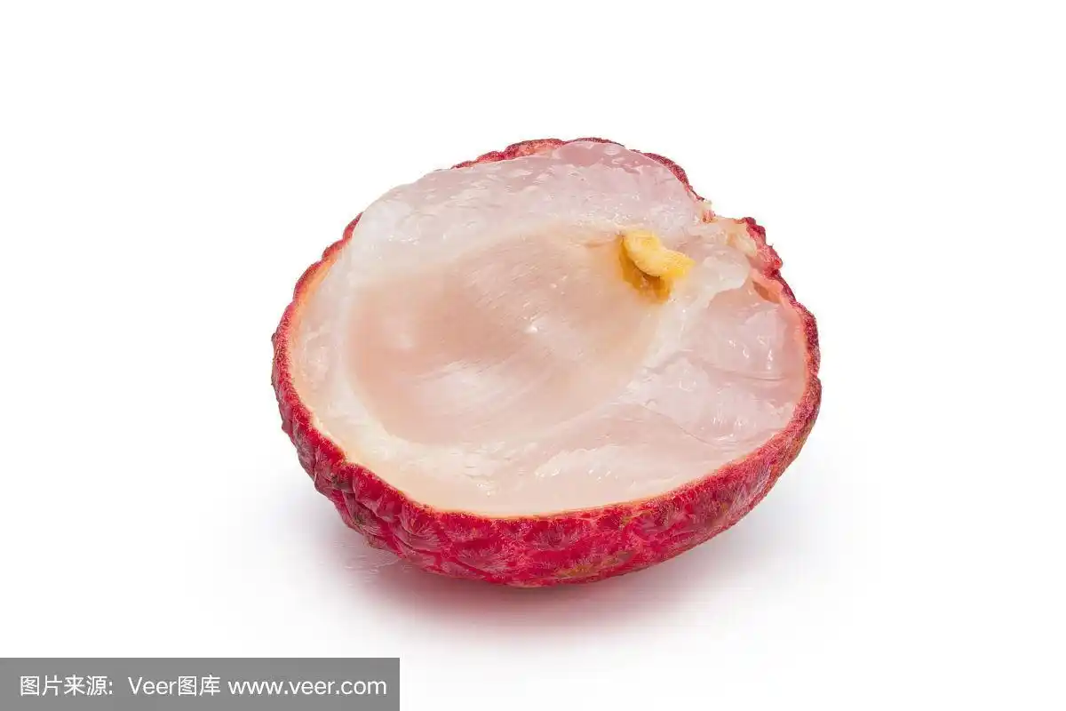 在白色背景上切成两半的荔枝.剪切路径.