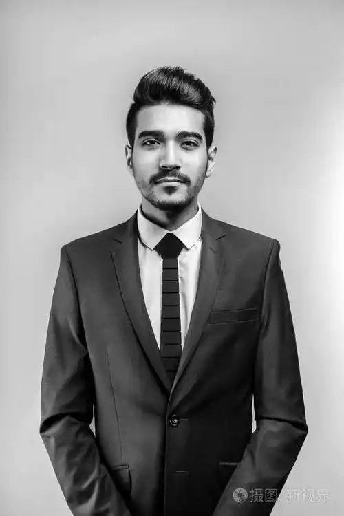 穿西装的年轻帅哥划