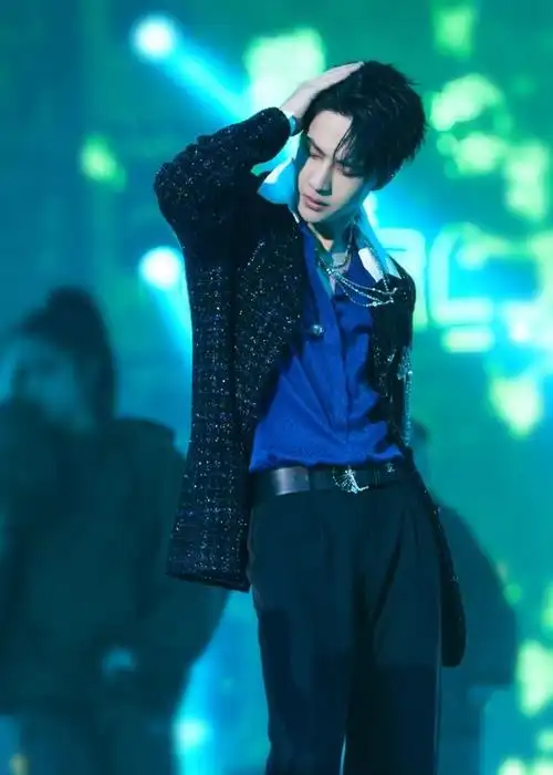 王一博舞台照,拿来吧你!舞台王者准备的视听盛宴还能再循环0805遍