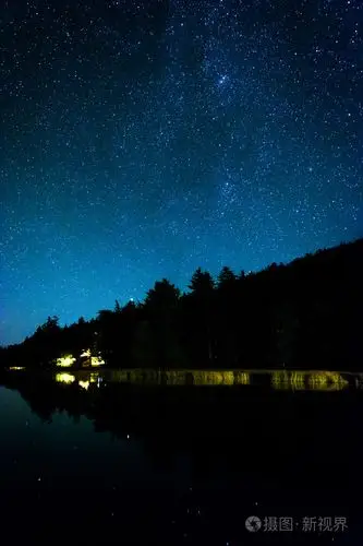 反映在回声湖,在阿卡迪亚国家的夜空中星星