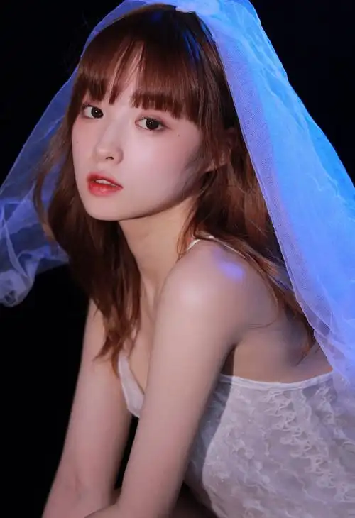 清纯吊带美女头纱养眼白皙写真图片