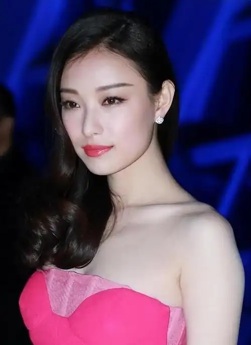 倪妮身材真丰满穿低胸裙露到了肚子35岁依旧韵味十足