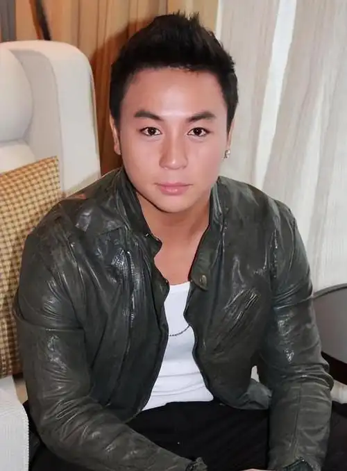 有一种差距叫释小龙何洁分手如今一个身家过亿一个捉襟见肘