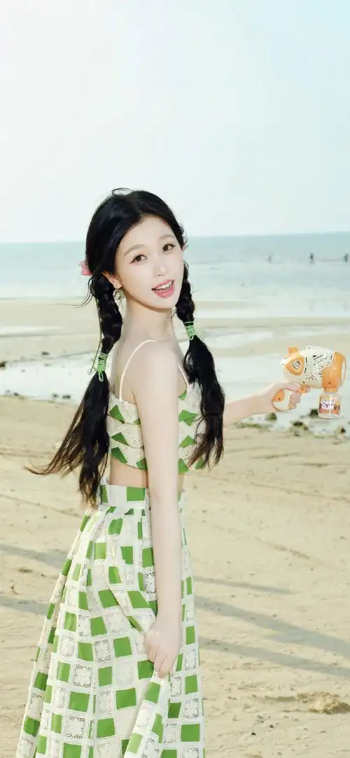 虞书欣壁纸#虞书欣高清壁纸  是海边沙滩上玩泡泡机的凌妙妙呀~ 好