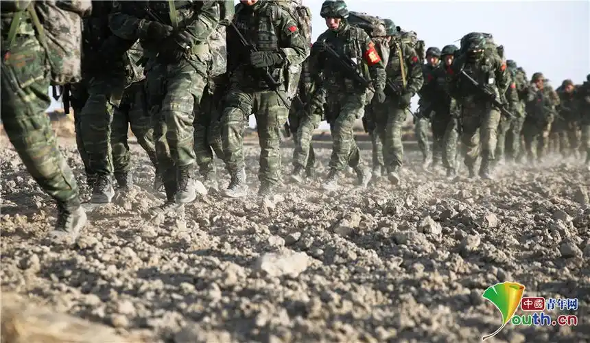 山地行军.中国青年网通讯员 侯崇慧 摄