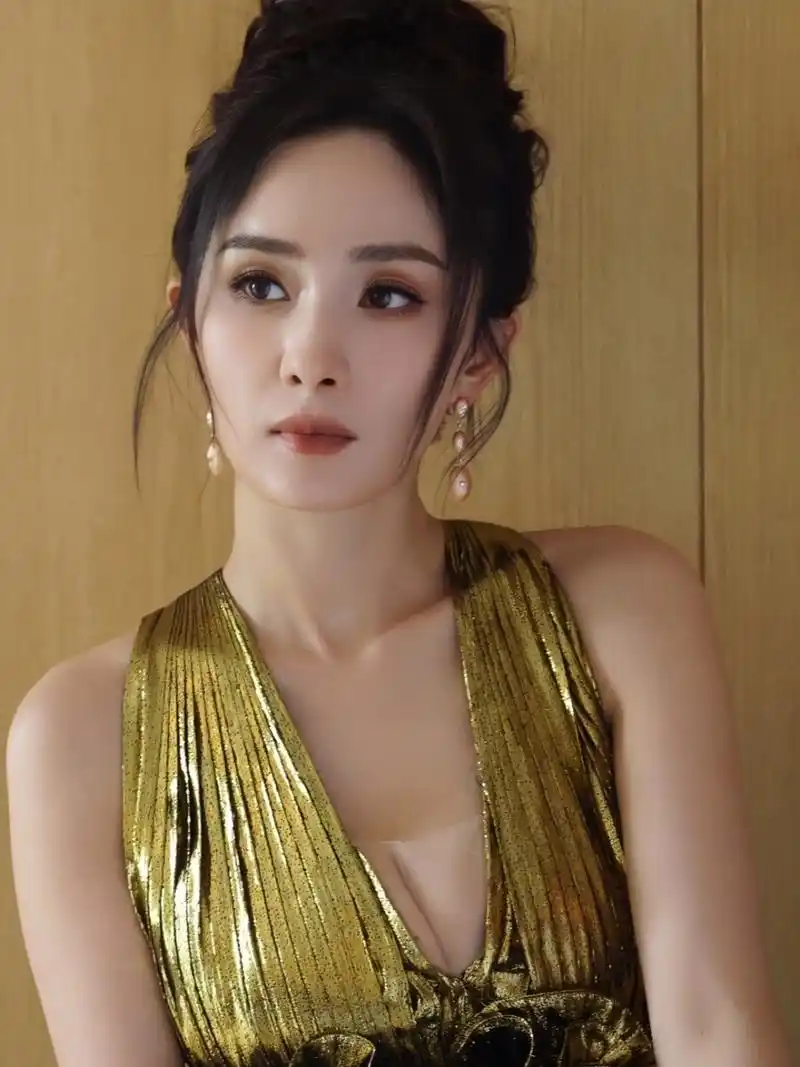 杨幂深v荷叶边拖尾礼服裙写真,高贵气质与时尚品味完美融合!