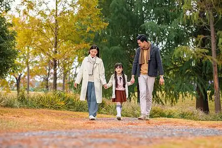 一家三口公园散步图片素材