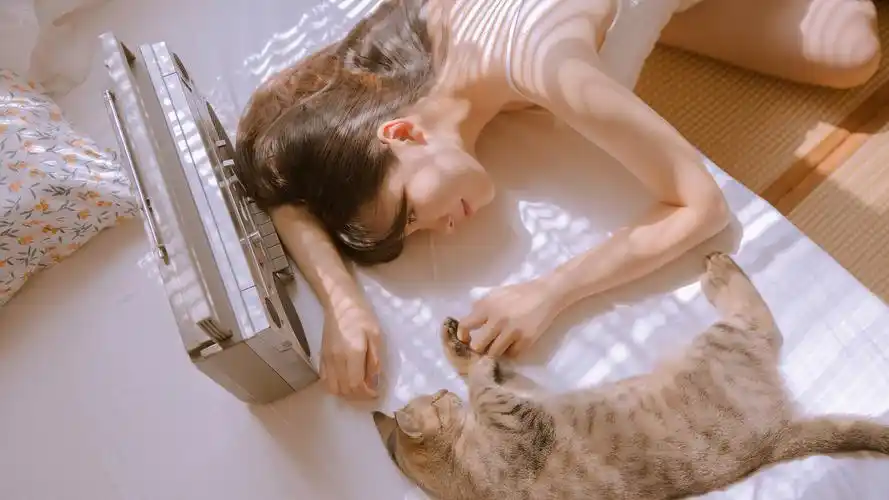 推荐几张高清电脑壁纸,要美女清纯的,最好漏腿,一点要清新!谢了?