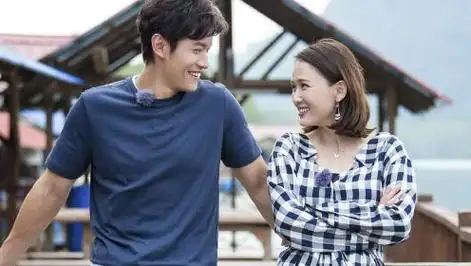 陈乔恩和老公马来西亚度假,皮肤白皙身材丰腴,当地人打鼓欢迎