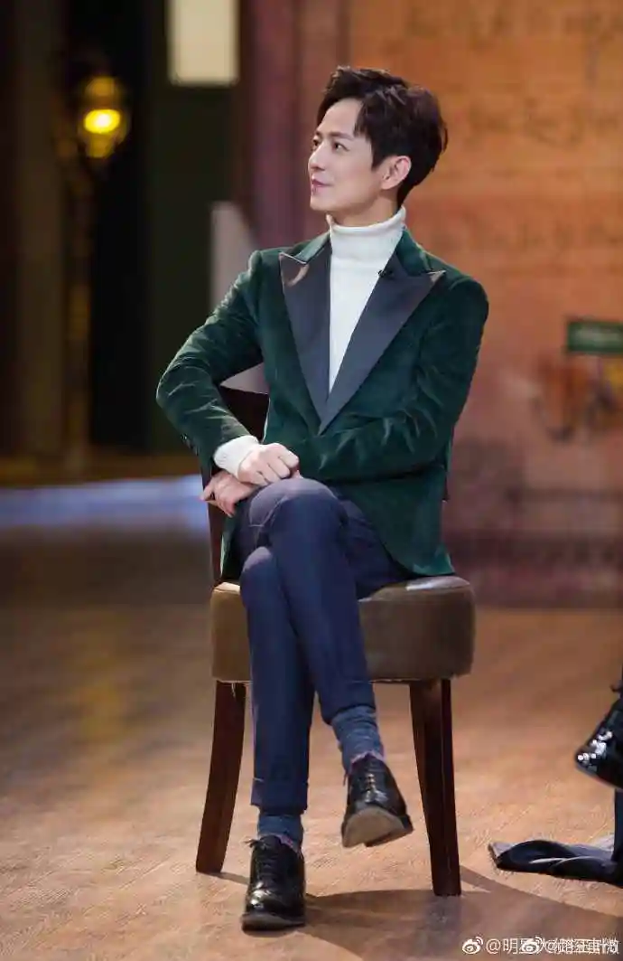 真实多高不知道,但看电视的时候,一直都觉得何老师是那种小巧玲珑的