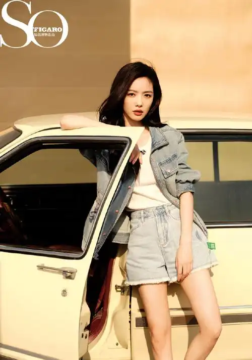 凸显优秀身材线条的同时,也让夏日的清新感扑面而来#蔡文静初夏丹宁