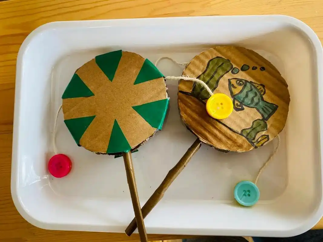 音乐区 自制小乐器 收集废旧材料再简单加工就可变成好玩的自制小乐器