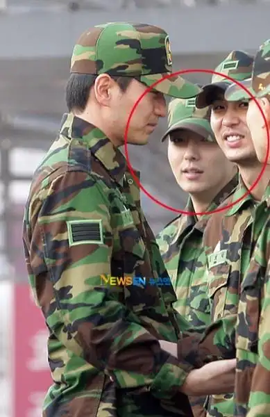 玄彬军中新兵合影照曝光着迷彩服立正威风堂堂