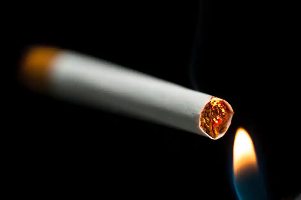 点燃一支香烟,点燃一支烟,黑色背景