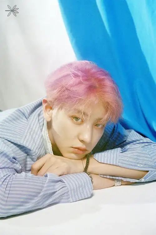 exo成员灿烈回归预告照公开 粉色发系暴击心脏