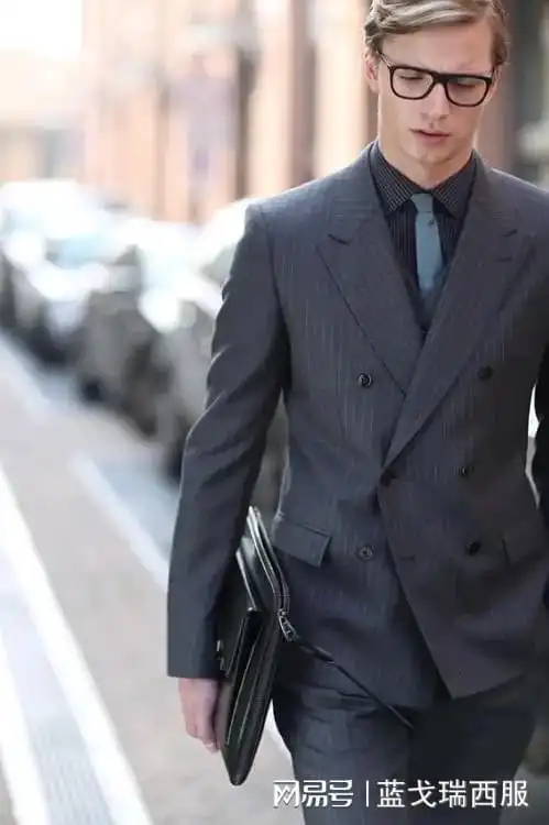 深圳罗湖西装定制成熟男人都是怎么穿西服的