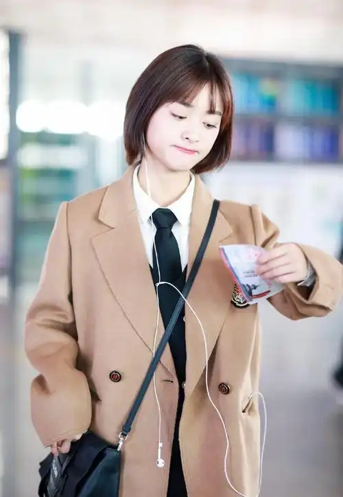 再看沈月这次造型层次感短发显清爽不拖沓,简约的大衣利落肩部线条也